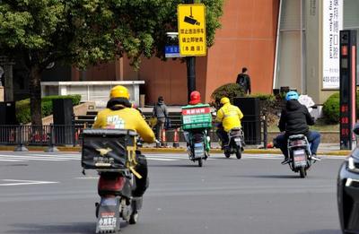 外卖递送服务中的安全自觉 97%助动车驾驶员为何主动戴头盔